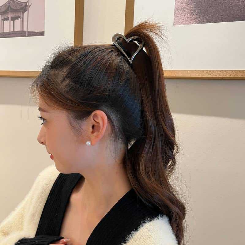 1pc Advanced metal heart-shaped hair clip, shark clip at the back of the head, simple grip clip, new clip headwear