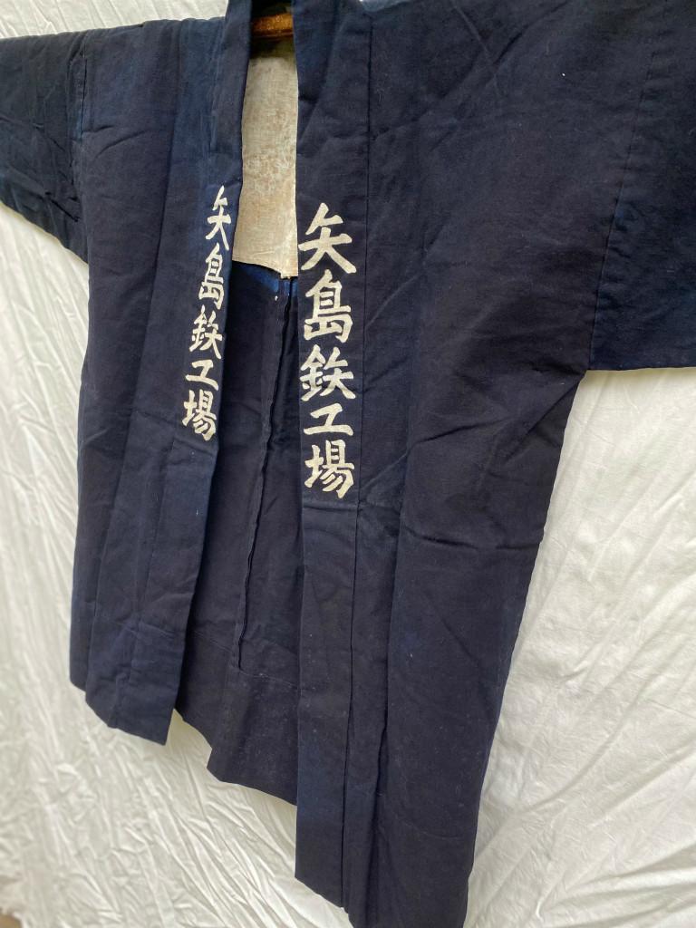 [USED] Antique Indigo Happi Coat, Subtle Back Oshima Crest, Pre-war Japanese Style, Hand-Sewn Cotton Haori, Rare Aizome Fabric, Authentic Japan Decor