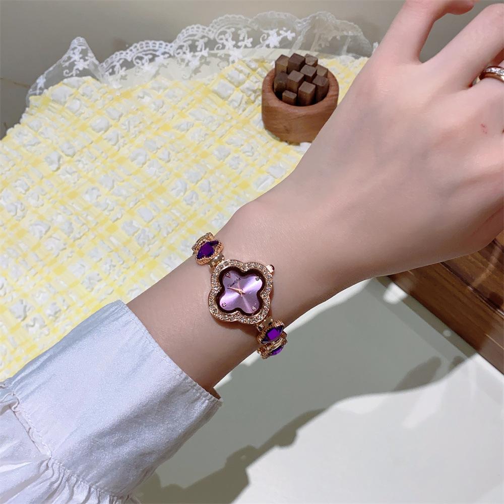 

Часы «Четырехлистный клевер» Женские цепочка Зеленые с бриллиантами Высококлассный темперамент Изысканные женские часы Бриллиант фиолетовый