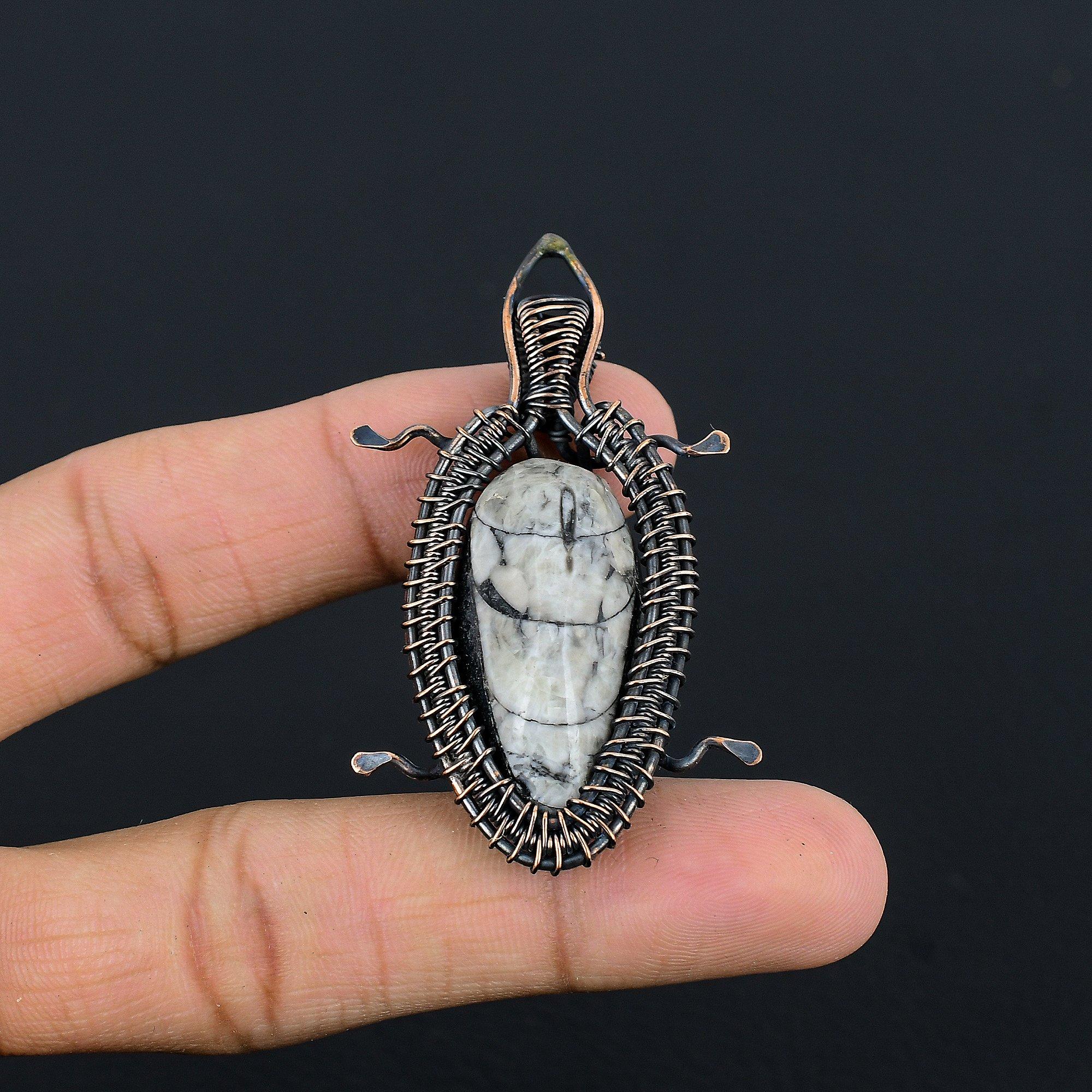 

Украшения с окаменелостями ортоцерасов, Кулон, обмотанный медной проволокой 999 пробы, Ювелирные изделия из драгоценных камней ручной работы, Подарки на свадьбу 2.52 Inches