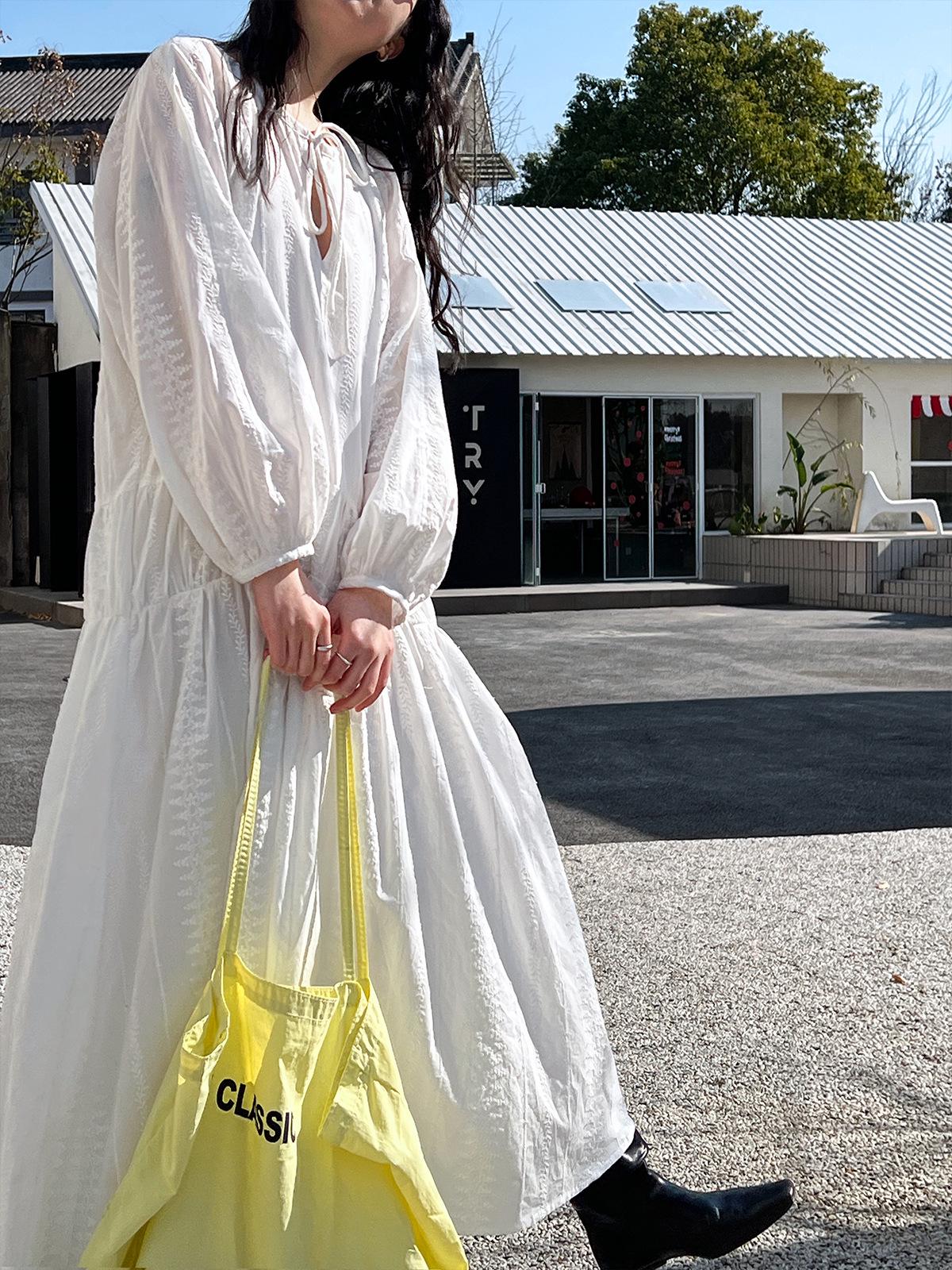 

Платье А-силуэта со шнуровкой и французской вышивкой Luxi - Весна 2025