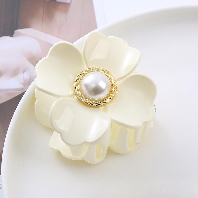 

A Large, Stylish Hairpin for The Back of The Head with An Egg Flower and Pearl Hairpin бежевий