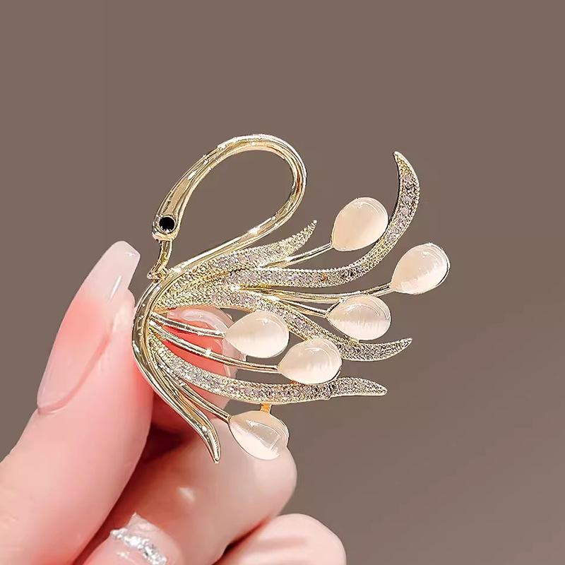 Exquisite Cat's Eye Swan Brooch: Elegant Women's Pin for Suits and Lapels, Enhancing Fashion with Personality.
