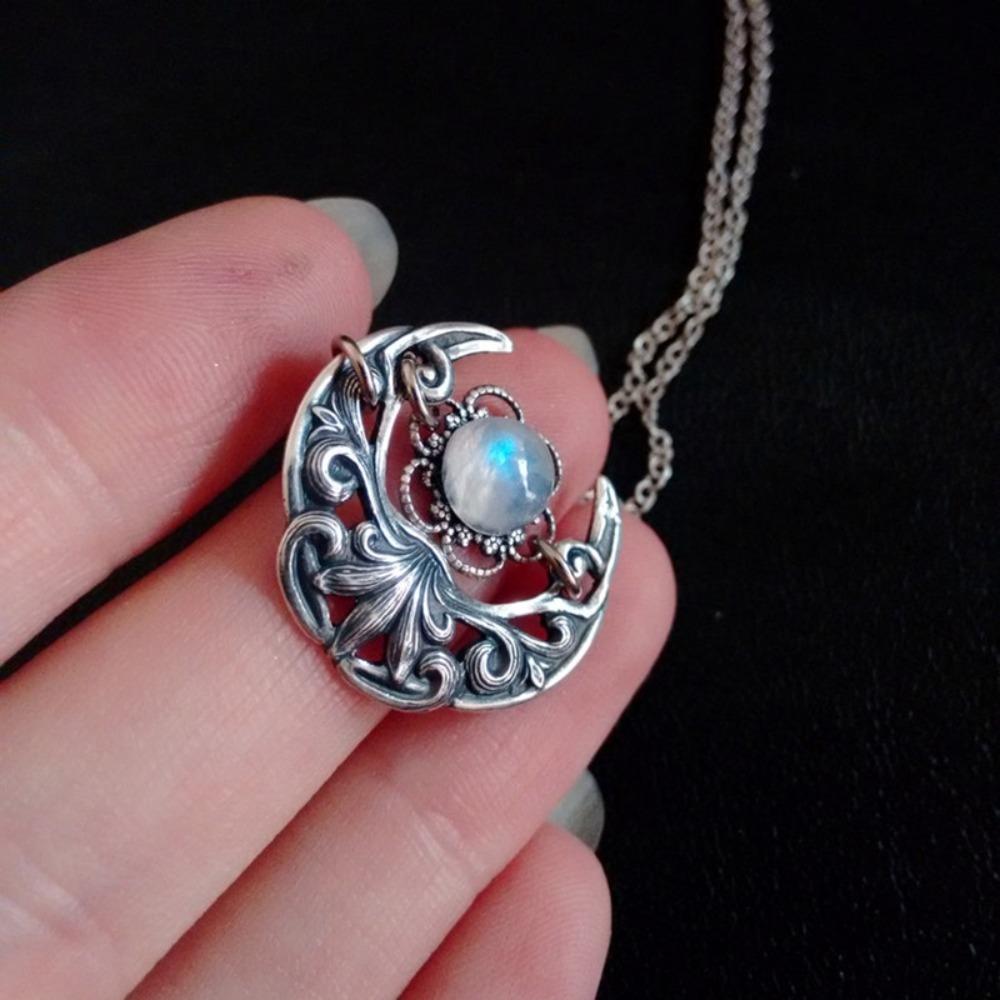 Vintage Moon Design Pendant Necklaces with Imitation Opal Stone Bohemian Beach Fashion Jewelry Silver Color Chain Gift for Women