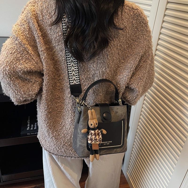 Retro high-end bag women's 2025 super fire Korean version fashion shoulder messenger bag niche design portable bucket bag