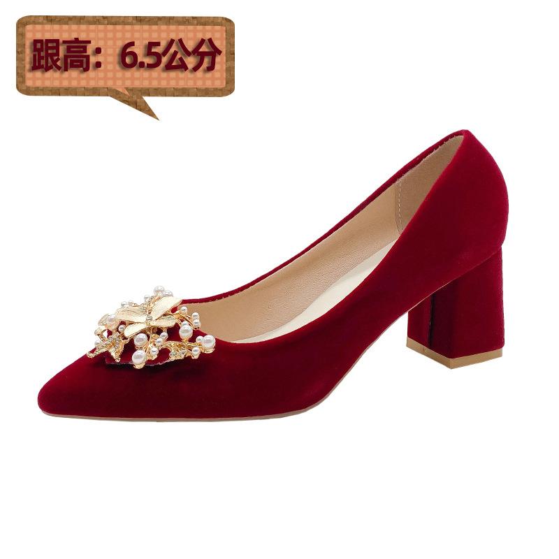 Rosso non è stanco piedi sposa ragazza mostra Lui abito da sposa due indossare tacchi alti scarpe da sposa perla
