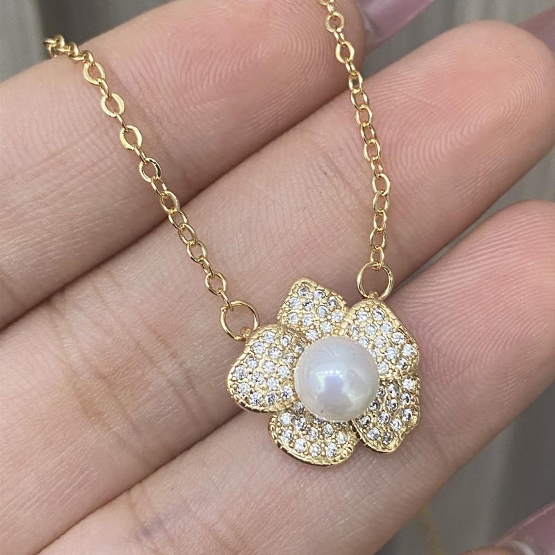 Hot-selling Seiko micro-inlaid flower pearl necklace raw luxury four-braided flower pendant collarbone chain