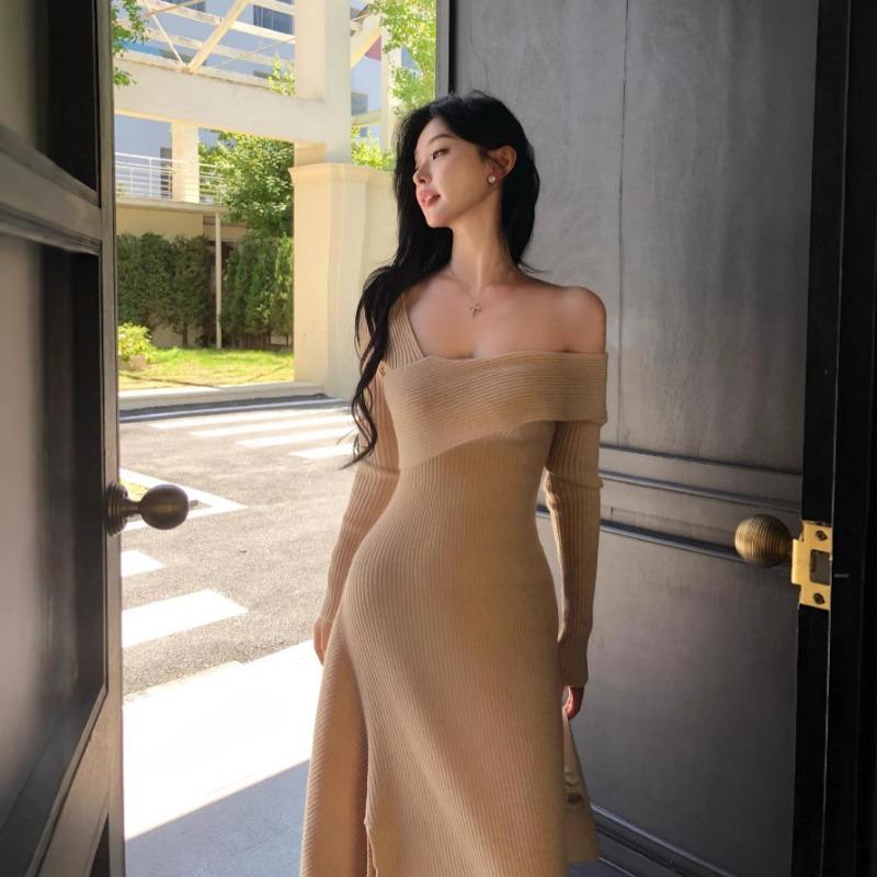 Niche off-the-shoulder knitted dress, early autumn new women's clothing, small slim-fitting sweater, long skirt.