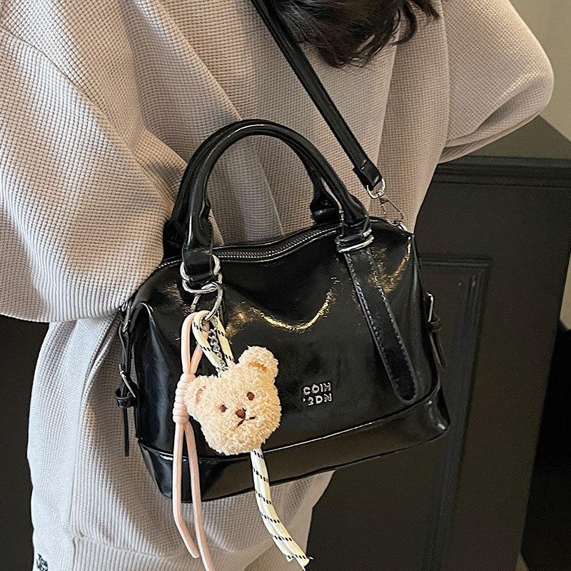 Korean Retro Simple Soft Leather Portable Pillow Bag Wholesale Explosion Leisure Niche Commuting Advanced Sense Messenger Women's Bag