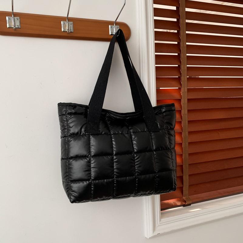 2025 Winter Versatile Influencer Shoulder Bag: Stylish Textured Makeup Tote
