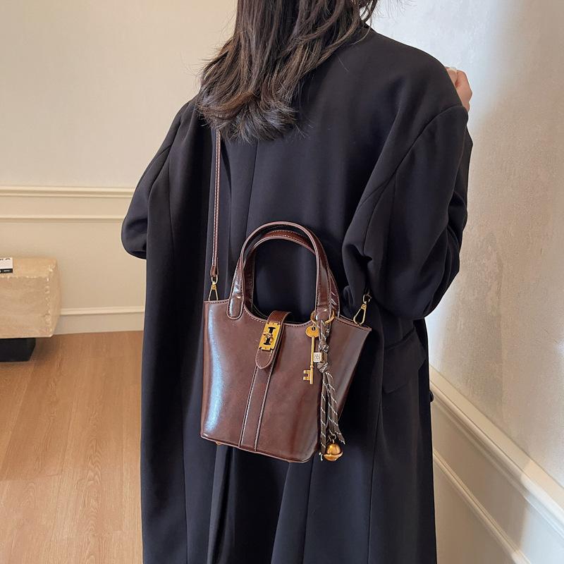 

Сумка-ведро женская 2025 осень и зима новая портативная универсальная на одно плечо через плечо модный тренд 24*13*18