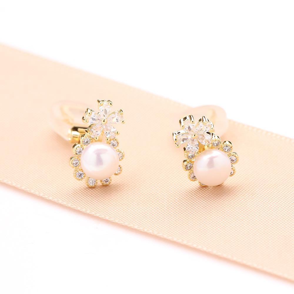 Sweet and Simple, Micro-inlaid Zircon Daisy Earrings, Gold-plated, Versatile, Ear-piercing, Ear Clips, Freshwater Pearl Earrings, Women's Earrings