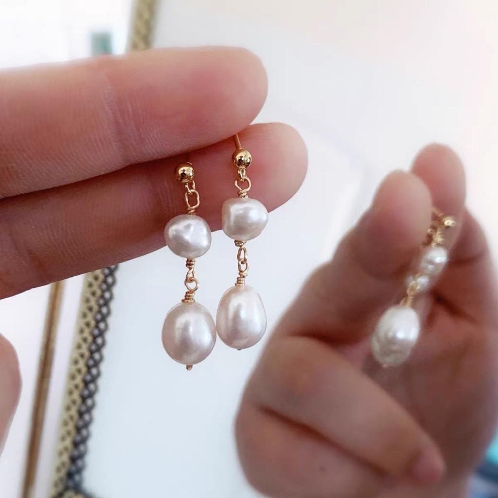 Menina usando pérolas pintura a óleo menina retro temperamento gentil elegante pérola de água doce brincos longos femininos stud brincos de agulha de prata