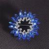 Broșă Floare cu Diamante Albastre în Stil Luxos - Accesoriu High-End pentru Femei cu Închidere Reglabilă la Talie și Ac de Broșă Premium