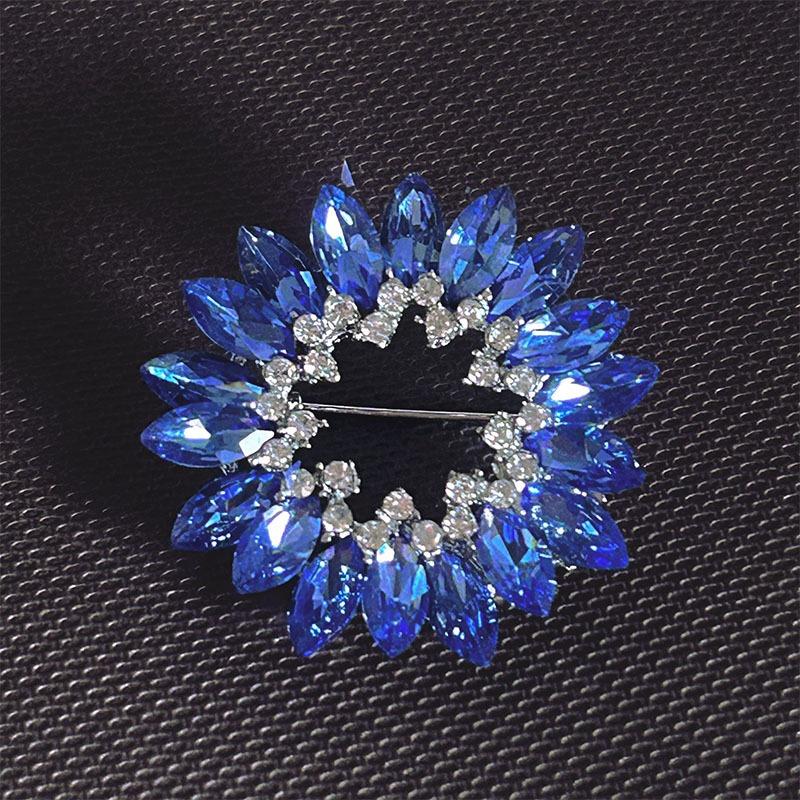 Broșă Floare cu Diamante Albastre în Stil Luxos - Accesoriu High-End pentru Femei cu Închidere Reglabilă la Talie și Ac de Broșă Premium