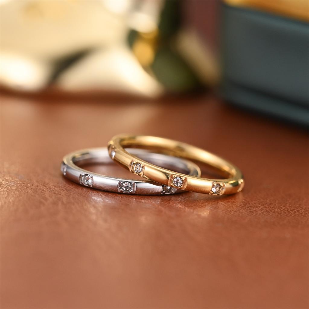 A 1pc Stylish, Stylish, Versatile and Simple Titanium Steel Ring with Synthetic Zircon Design