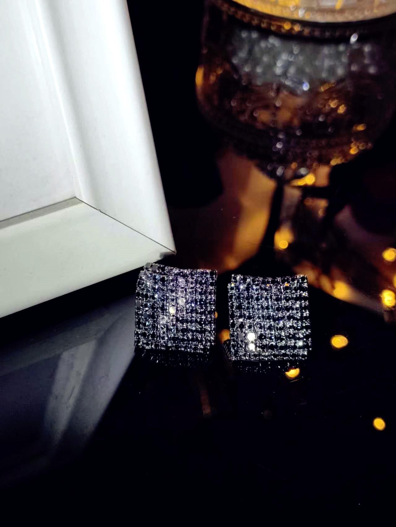 

Геометрические квадратные серьги-пусеты с бриллиантами - Элегантные, Современные, Нишевый дизайн для женщин