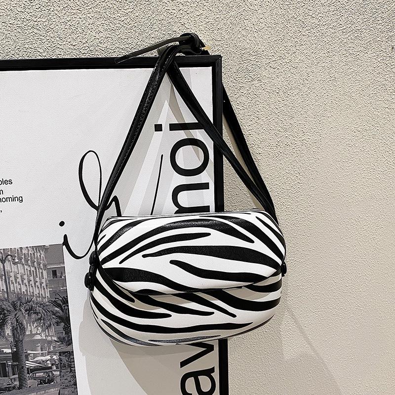 Korean Retro Saddle Bag 2022: Summer Single Shoulder & Crossbody Bag, Fashionable & Versatile Ladies Mobile Phone Accessory