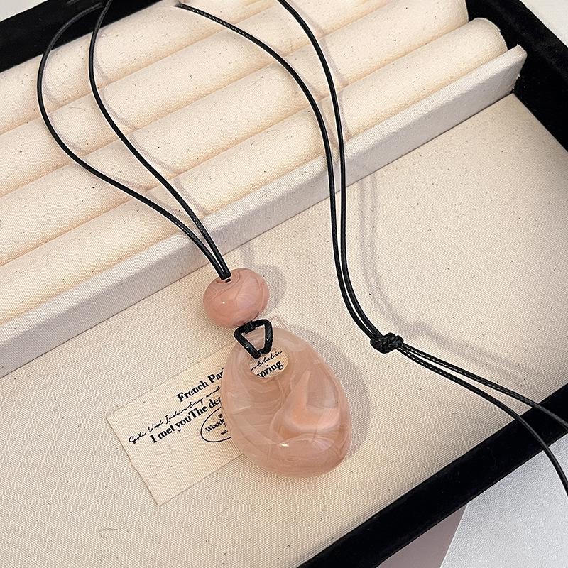 Vintage Colorful Dyeing Resin Necklaces for Women Fashion Simple Oval Pendant Sweater Chain Necklaces Winter Jewelry