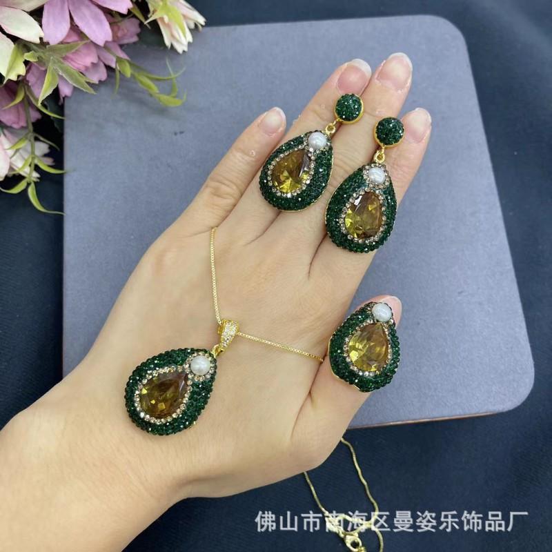 Zelený chalcedon Šperky Set Dámské Náušnice Náhrdelník Náramek S Perlovými Akcenty Originální Design Hadí Řetízek