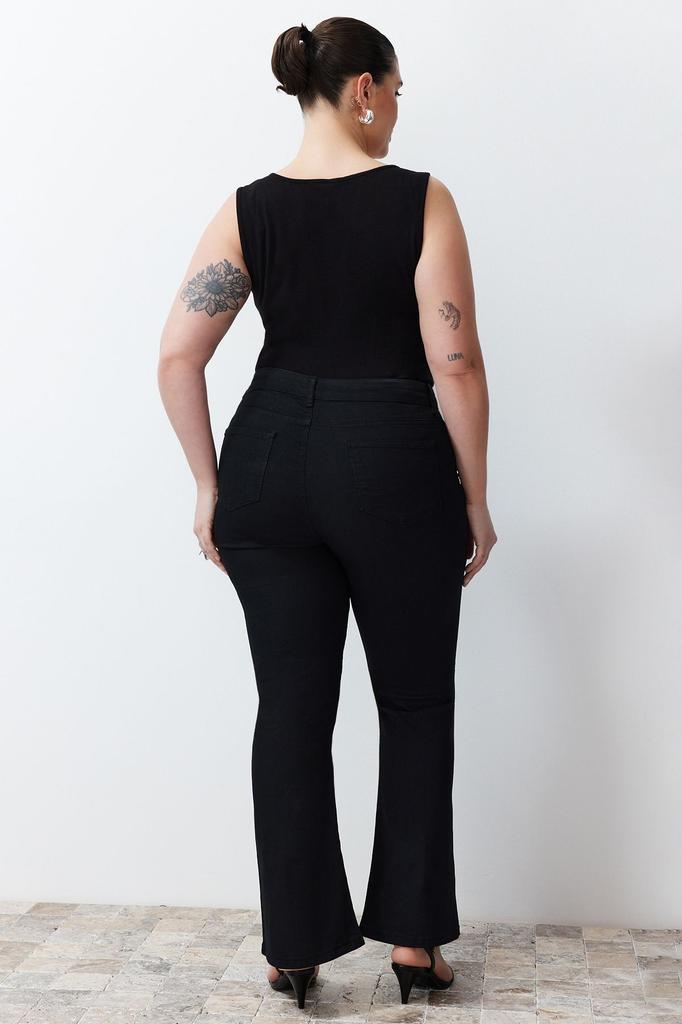 Damen Stil Übergröße Extra Dehnbar Schlagjeans mit Schwarzem Knopfdetail