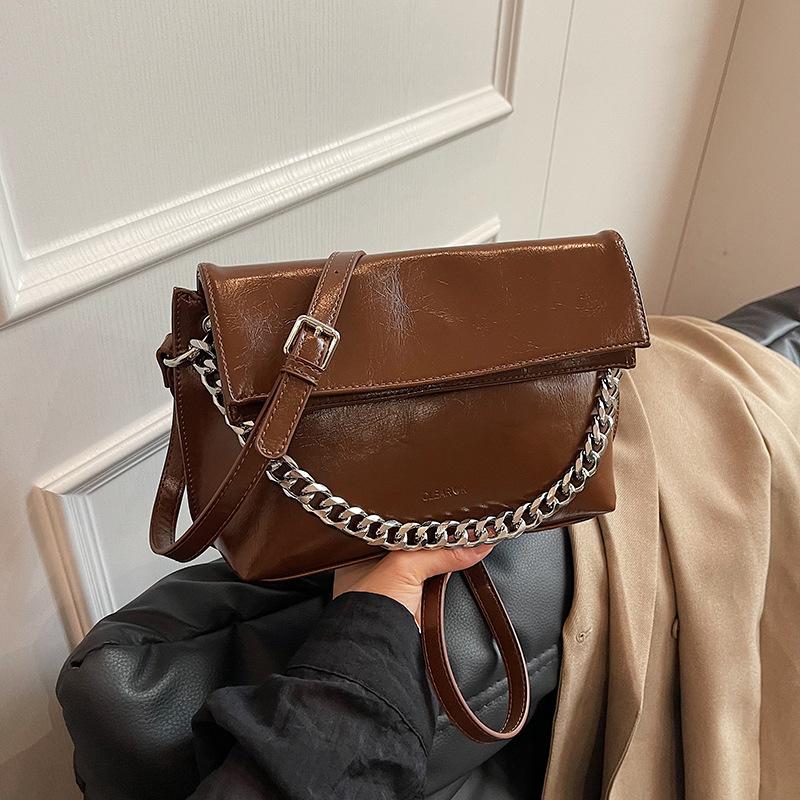 

2025 new oil wax leather chain messenger bag fashion casual shoulder bag trendy temperament folding bag underarm bag 28*7*17 коричневый