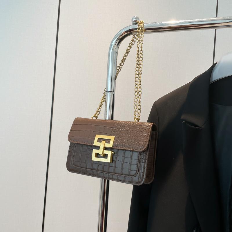 

Женская сумка 2025 новая сумка-мессенджер имеет ту же красную цепочку сумки через плечо, маленькую квадратную сумку. коричневый