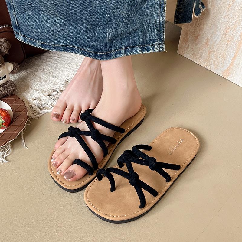 

Летние тапочки женские нескользящие и универсальные модные на плоской подошве, пляжные прохладные тапочки 35 чёрный