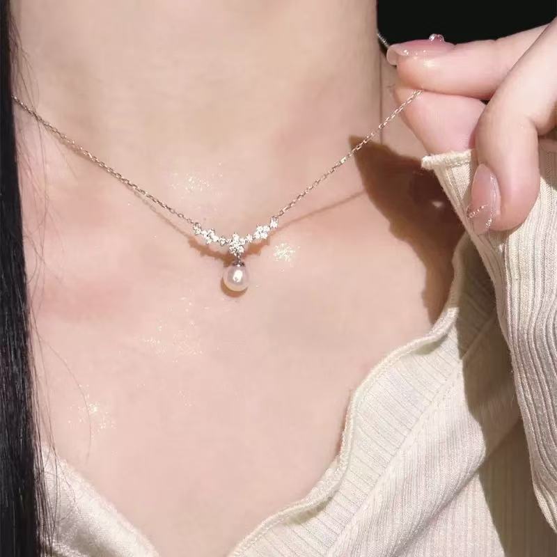Gentle and exquisite bow necklace Light luxury niche design sense High fashion temperament Simple collarbone chain