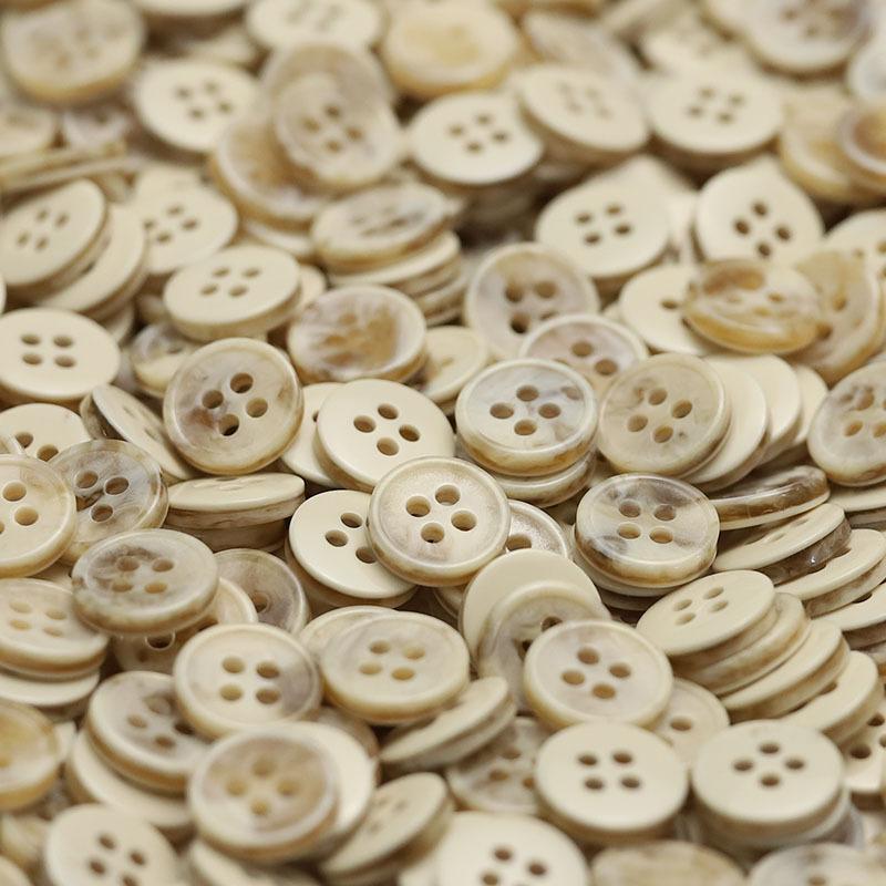 

Пуговица-камень из смолы с четырьмя отверстиями, имитация, бежевый, черная подкладка, для одежды, вязаная кардиганная пуговица, детская одежда, мужская и женская, пуговица для воротника рукава 2 #[11mm1992 four-eye imitation rock beige]