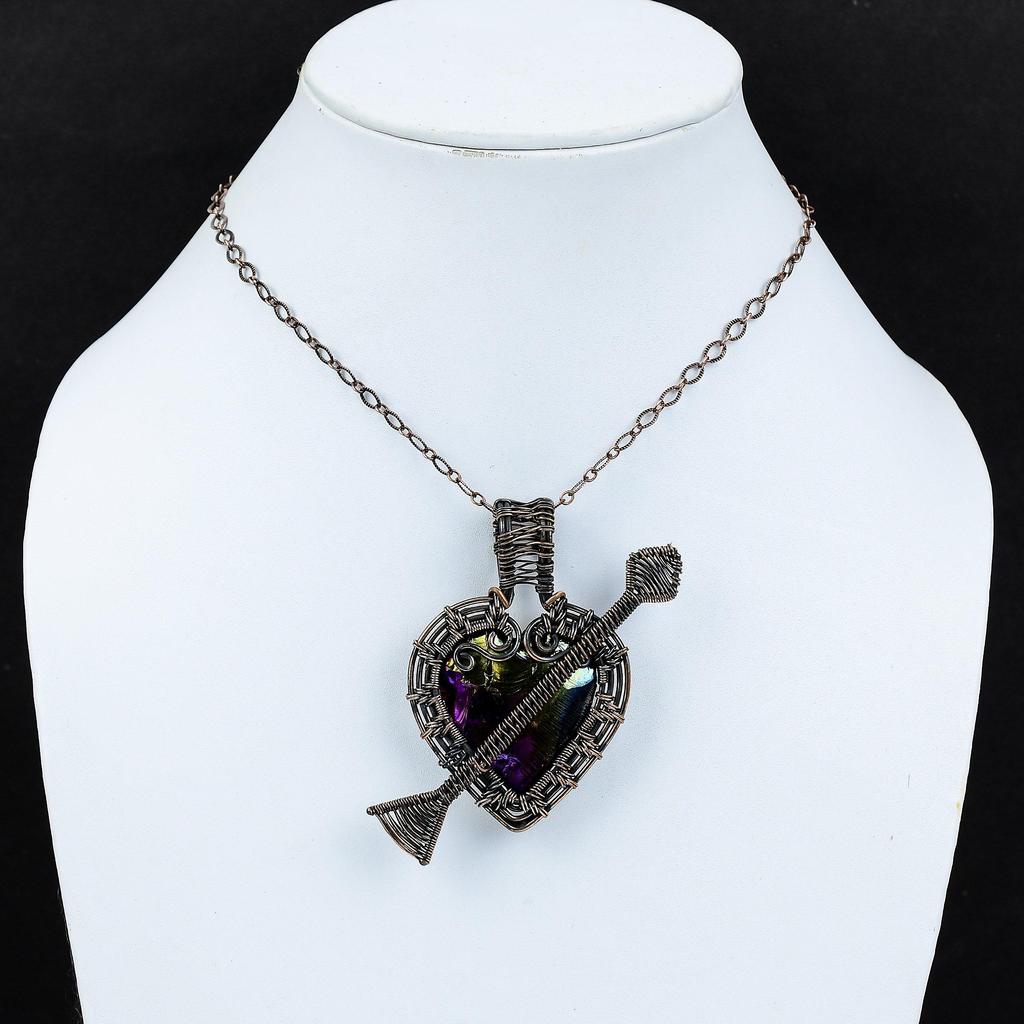 Titan-Druzy-Anhänger, Kupferdraht umwickelter Anhänger, einzigartiger Edelstein-Anhänger, handgefertigter Kupferdraht-Schmuck, Geschenk für ihn, Herz- und Pfeil-Anhänger