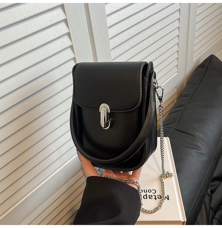 

Портативная маленькая сумка женская 2025 весна и лето новая корейская версия простая маленькая квадратная сумка текстурная цепочка на одно плечо кроссбоди сумка для мобильного телефона чёрный