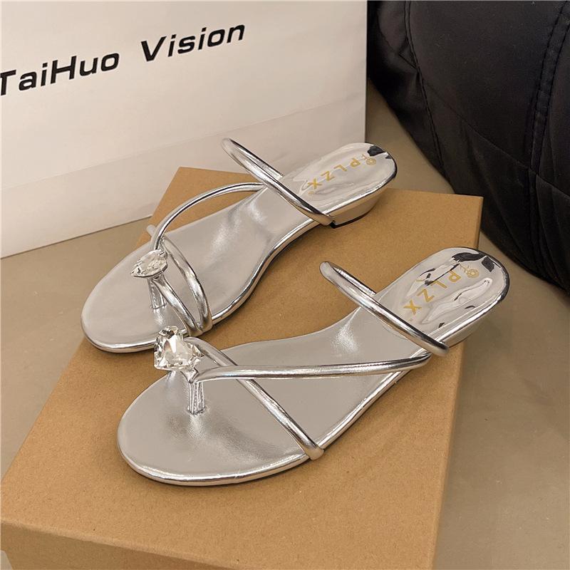 

Toe slippers female summer wear 2025 new fairy wind low heel cool slippers female skirt flat bottom set toe slippers 40 серебряный