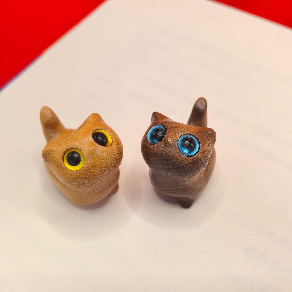 Sandalwood Kitten Carving: Cute Mini Wooden Cat Figurine Desktop Ornament - Small Gift