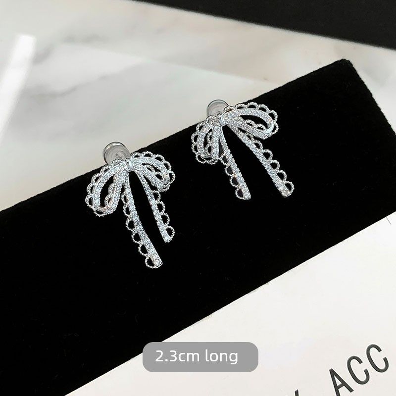 

Серьги-гвоздики с кружевом в нишевом стиле, с кружевным бантом, женские, игла из стерлингового серебра, необычные полые серебряные серьги с цирконом, милые серьги Lace zircon Bows earrings ~