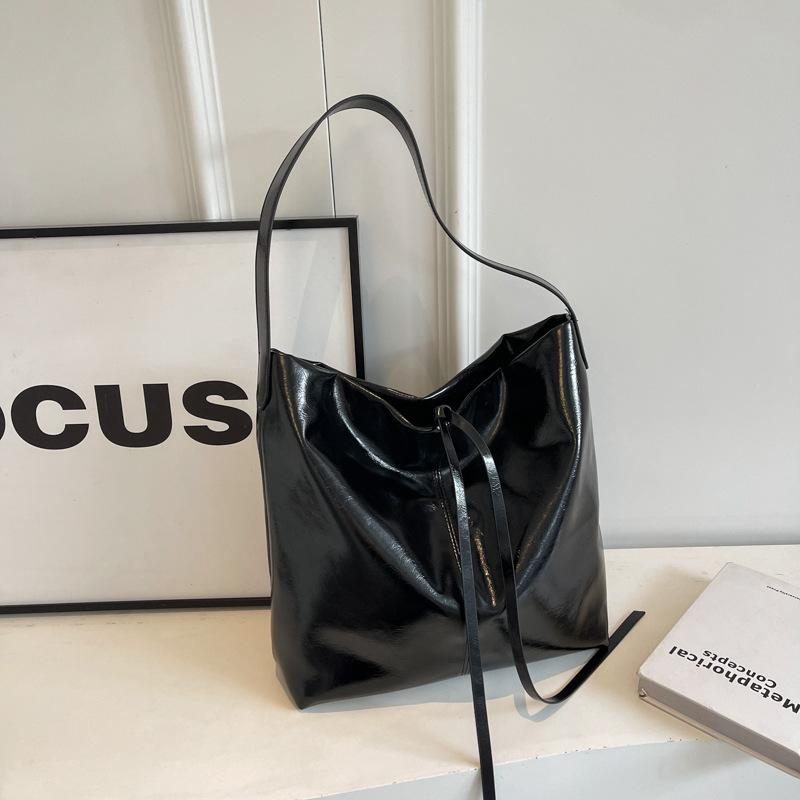 Мягкая кожаная большая вместительная сумка-тоут для женщин — фото 8