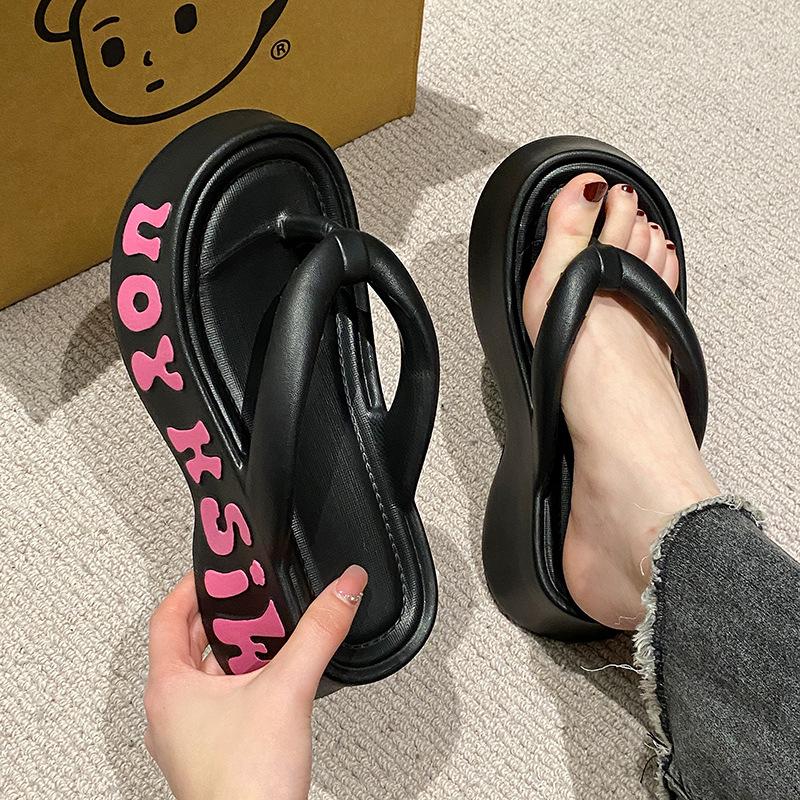 Móda 2025 Nové letní platformové žabky pro ženy Domácí pouliční obuv Silná podrážka Dívčí vnitřní plážové pantofle Nazouvací módní sandály