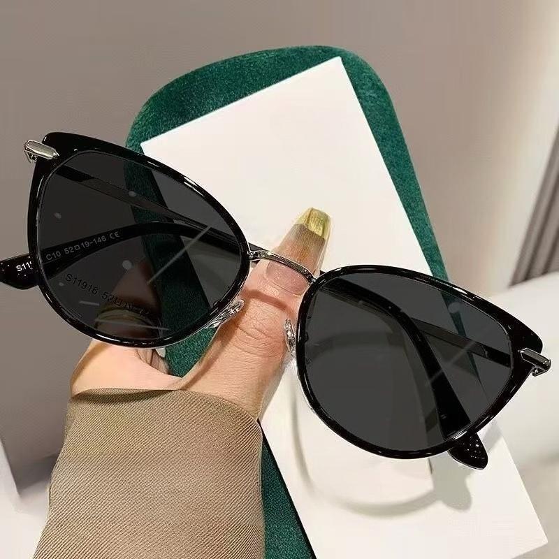 Lady's New Stylish Cat Eye Photochromic Reading Glasses Outdoor UV Protection and Anti Blue Light Color Changing Presbyopia Eyeglasses