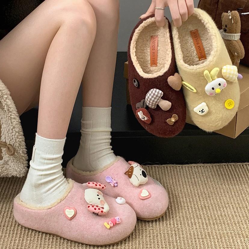 Cute and lightweight flat-bottomed fluffy slippers for women to wear in winter, plush and warm Birkenstock bag head mop