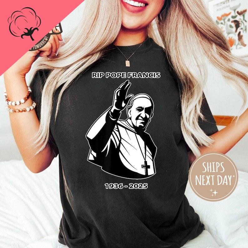 Camisas RIP Pope Francis Catholic T Shirt Pray for Pope Francis Catholic Memorial Graphic T Shirts Gift Christian Quote Tee