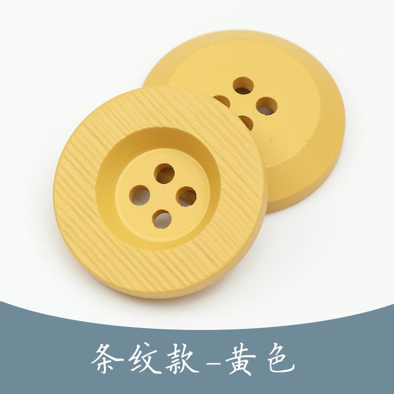 Svarta trenchcoat med hartsknappar, kostymimitation, hornknappar, färgade fyröglade knappar i exklusivt ullmönster