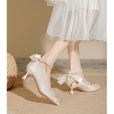 Talons hauts pointus talons fins chaussures de mariage rouges pour femmes 2025 nouvelles perles petits talons français chaussures simples chaussures de demoiselle d'honneur blanches