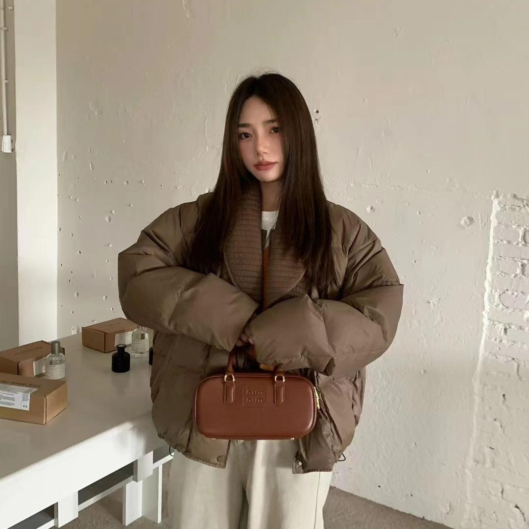 

Knitted lapel down jacket women s short 2025 winter new fashion loose splicing warm small bread S темно-коричневого