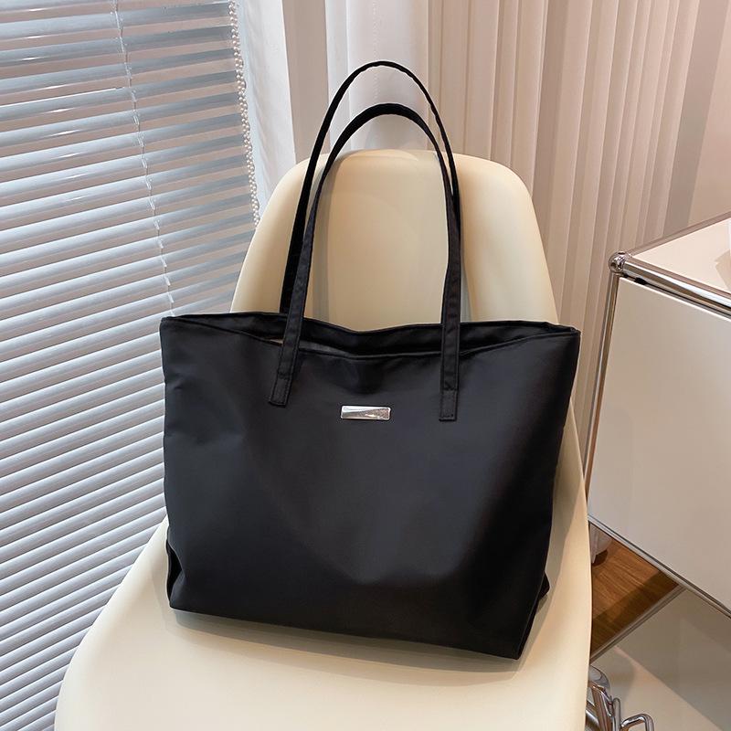 

2023 Ретро Большая Легкая Нейлоновая Сумка-Тоут - Женская Однотонная Сумка на Плечо чёрный