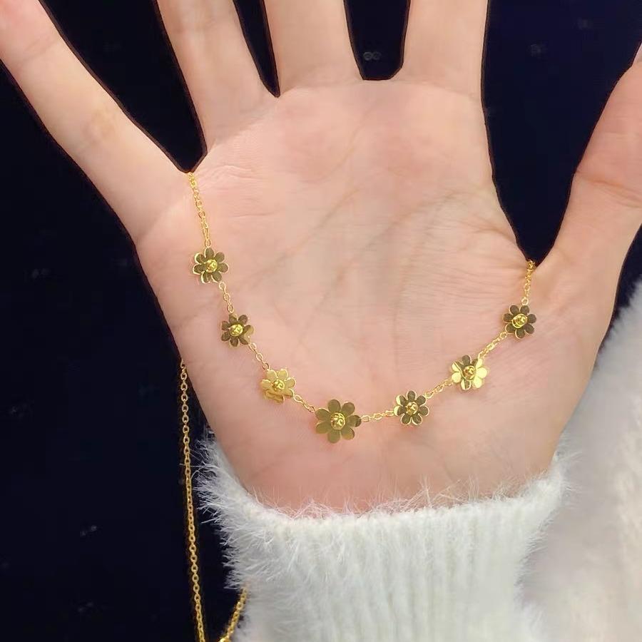 Chic 18k guldpläterad titanstål krysantemum nyckelbenshänge för kvinnor