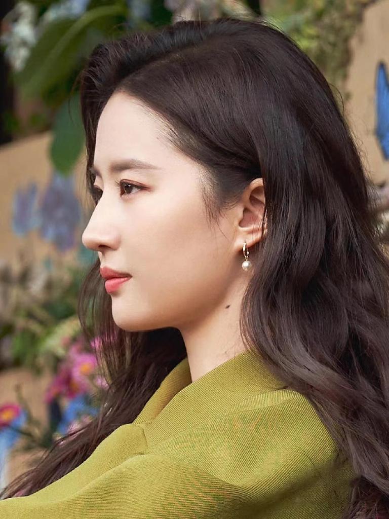 Go To A Windy Place, Liu Yifei Has The Same French Niche Literary And Retro Plain Circle Pearl High-End Earrings And Earrings.