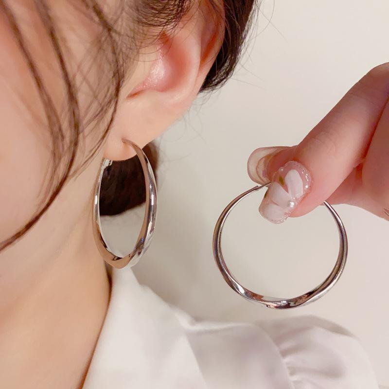 

European And American Personality Simple And Exaggerated Metal Twisted Earrings Female Temperament Wild Cold Wind Earrings Thin Earrings Small срібний