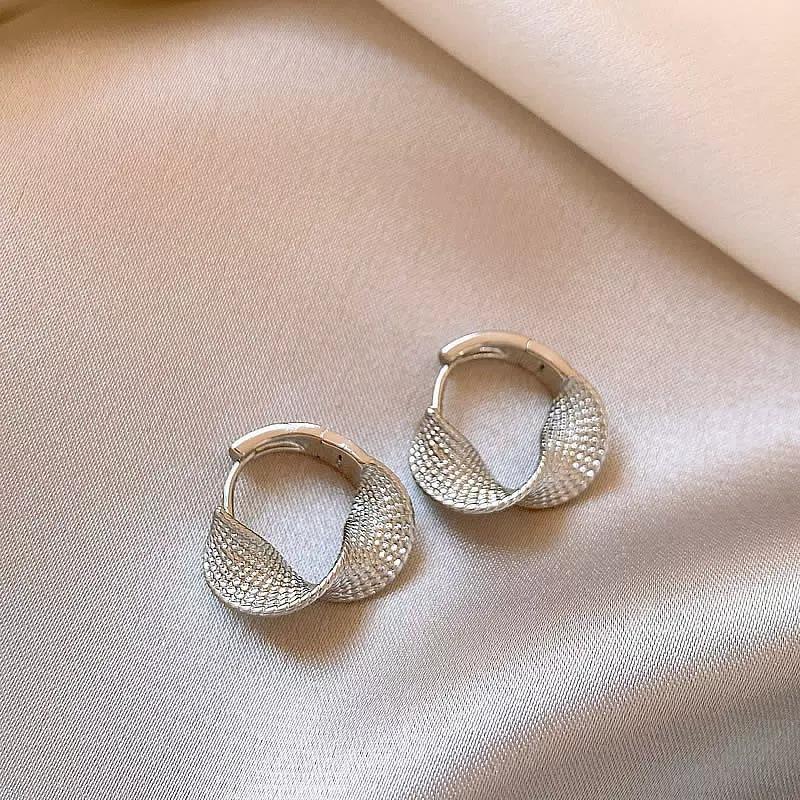 

Design twist ear buckle new twist texture plain ring earrings wind versatile earrings срібний