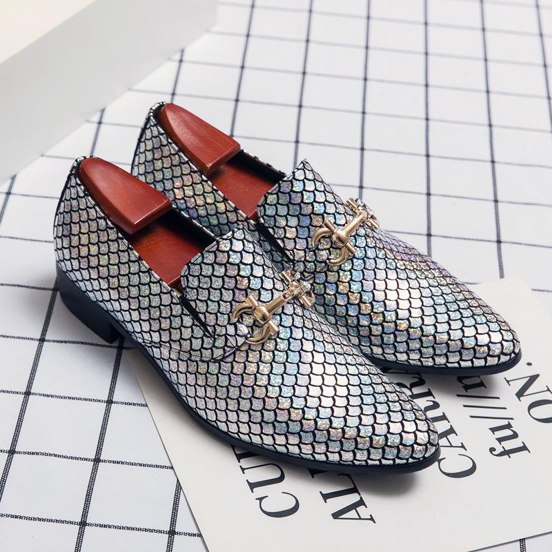 

Fish scale loafers men s large size fashion horse buckle foot leather shoes nightclub personality lazy shoes men 48 серебряный