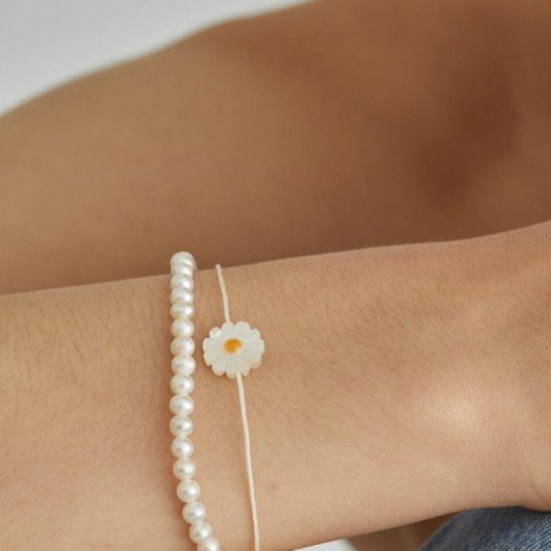 Modernes Alltags-Gänseblümchen-Seidenarmband